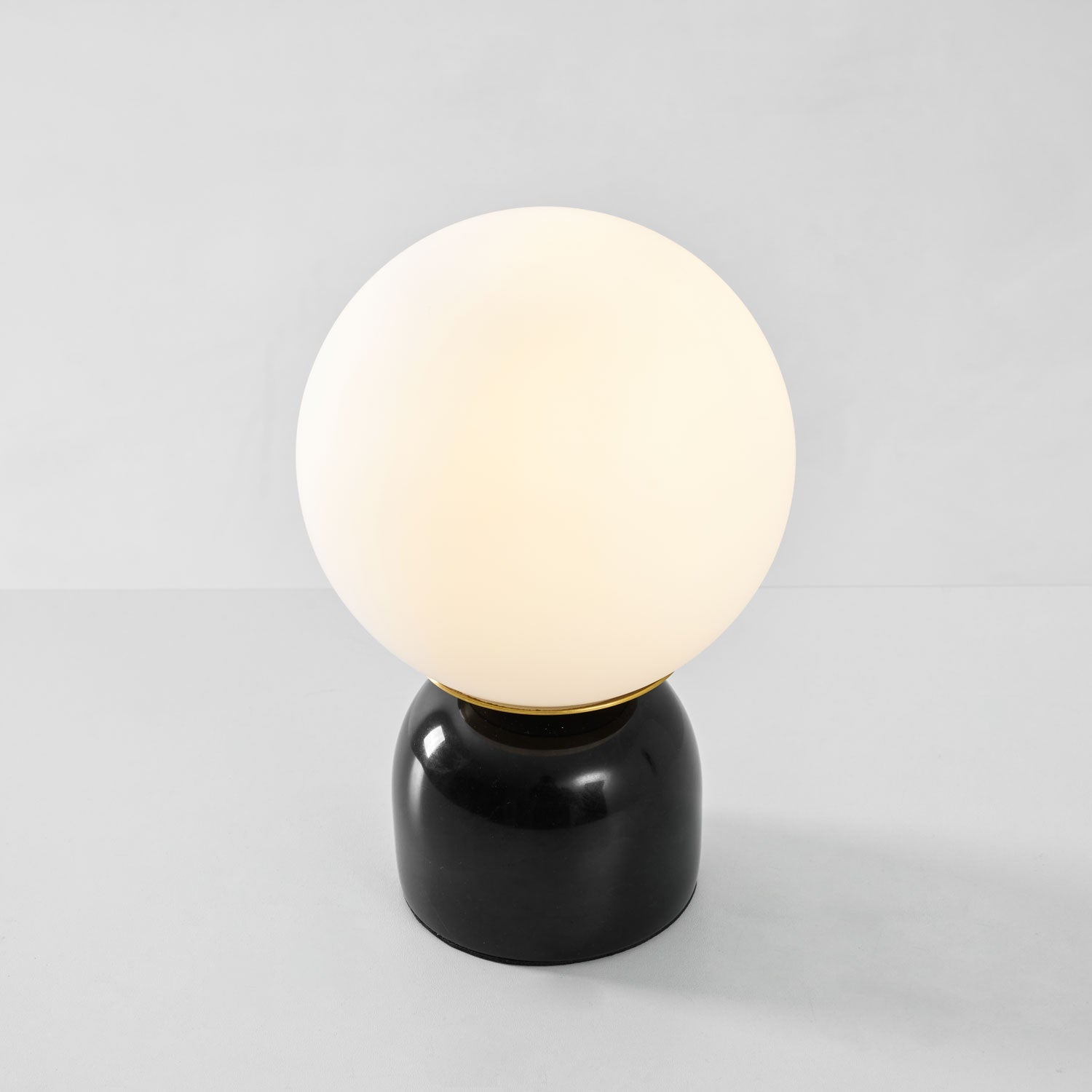 Bordlampe, Sylas marmorbase, hvid glasglobus, E26/E27 stik-in