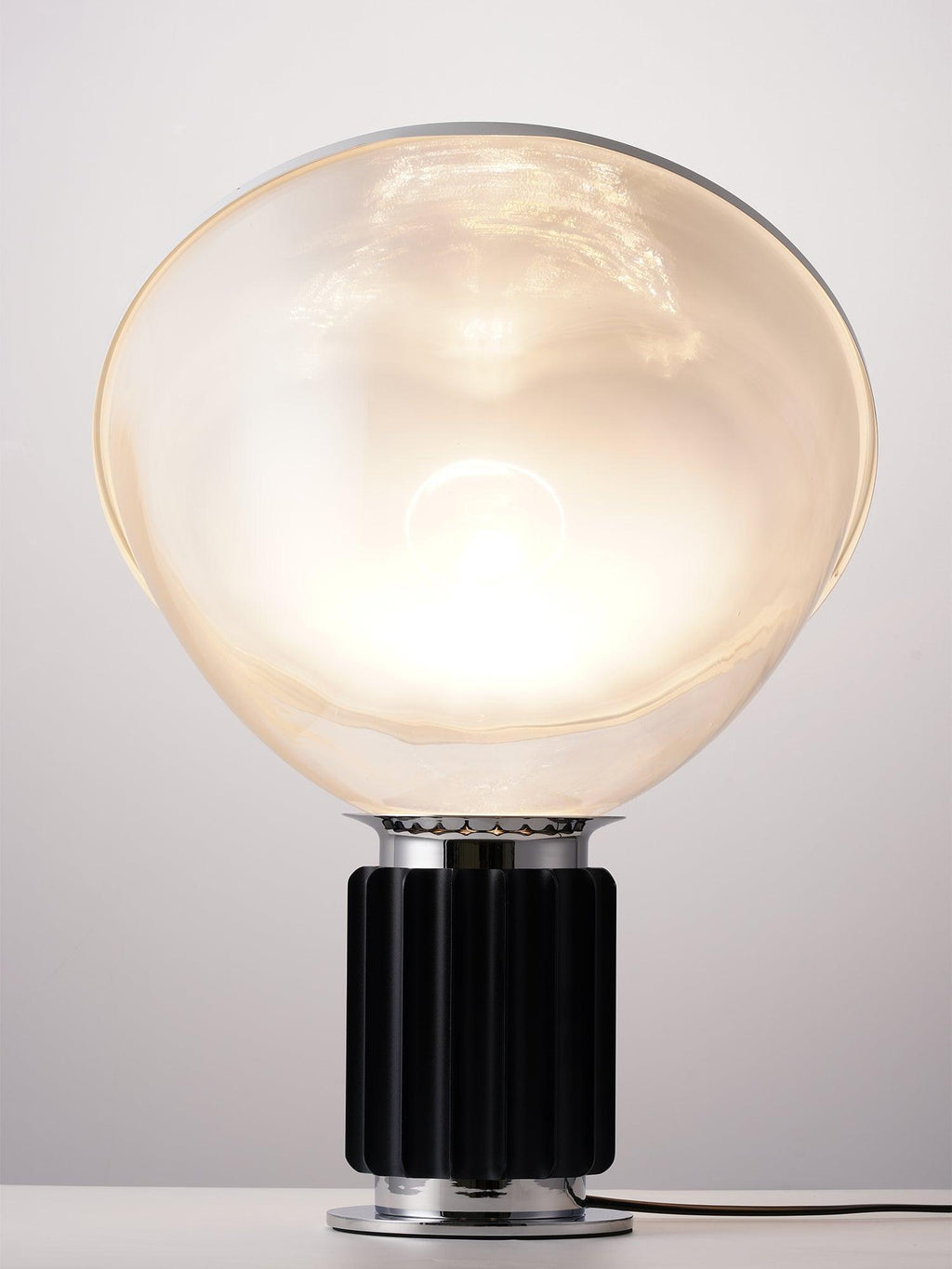Nexus bordlampe, aluminiumsreflektor, blæst glasskærm, E26/E27