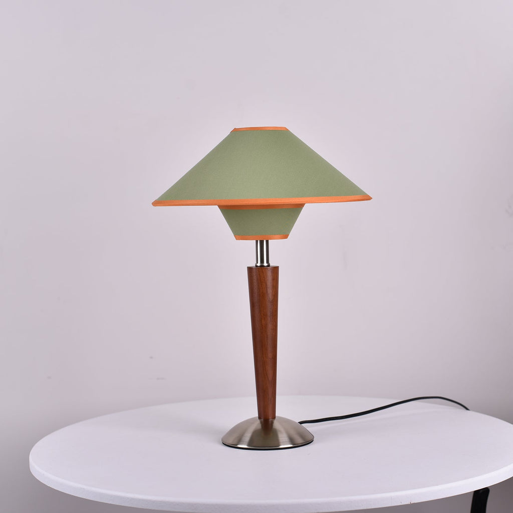 Talonwood bordlampe, stofskærm og valnødtræsbase, varmt lys