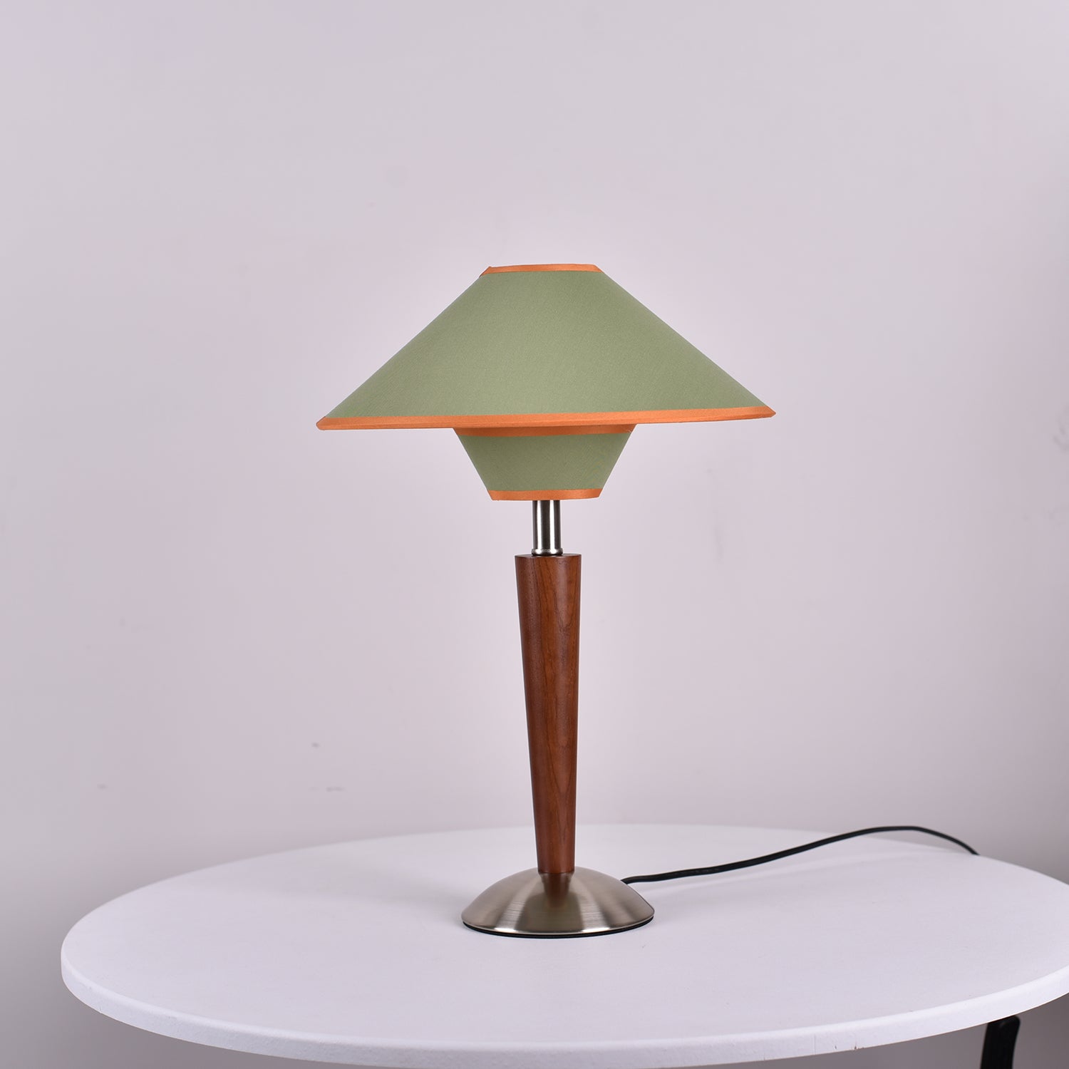 Talonwood bordlampe, stofskærm og valnødtræsbase, varmt lys