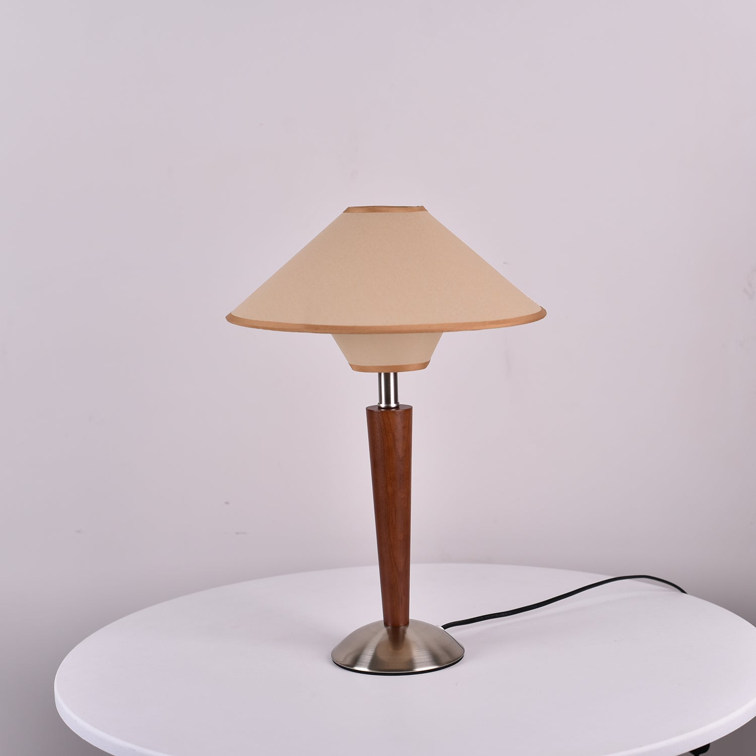 Talonwood bordlampe, stofskærm og valnødtræsbase, varmt lys