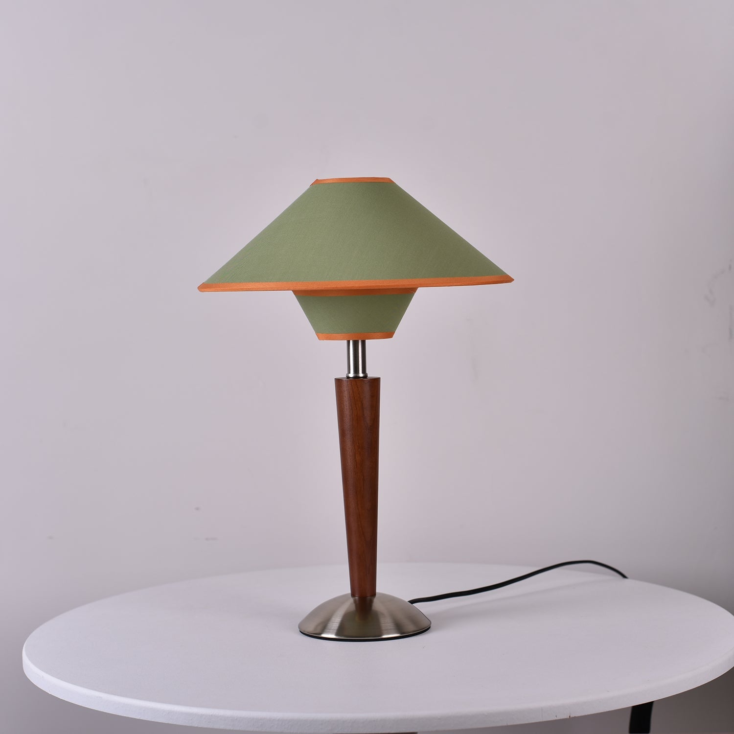 Talonwood bordlampe, stofskærm og valnødtræsbase, varmt lys