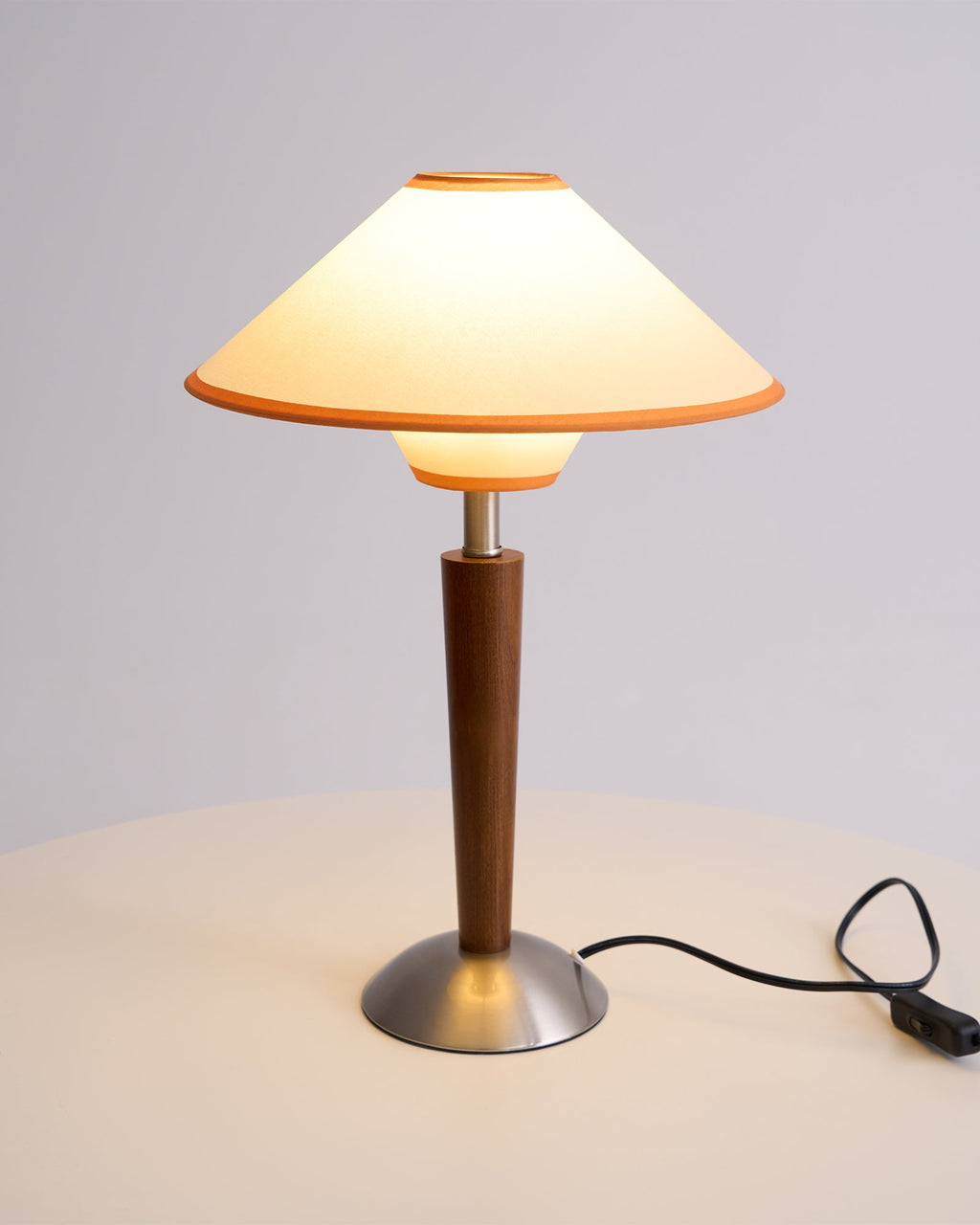 Talonwood bordlampe, stofskærm og valnødtræsbase, varmt lys