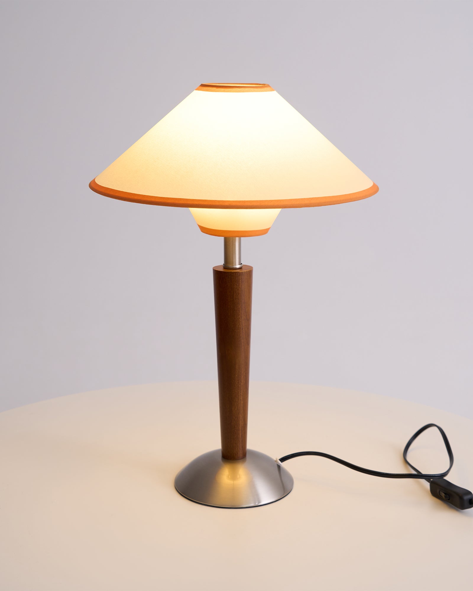 Talonwood bordlampe, stofskærm og valnødtræsbase, varmt lys