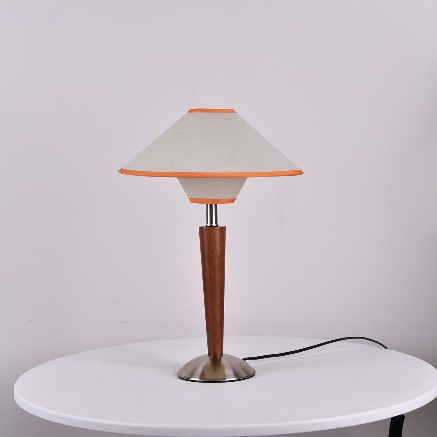 Talonwood bordlampe, stofskærm og valnødtræsbase, varmt lys