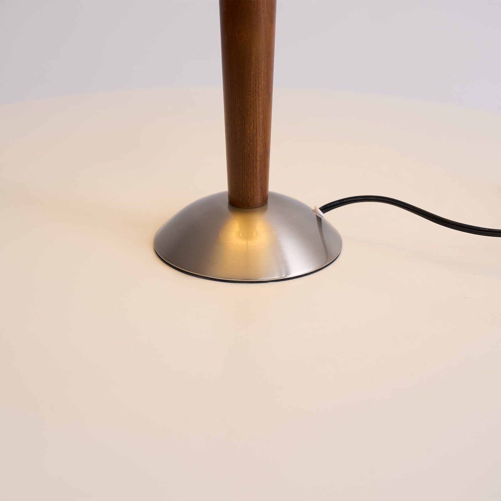 Talonwood bordlampe, stofskærm og valnødtræsbase, varmt lys