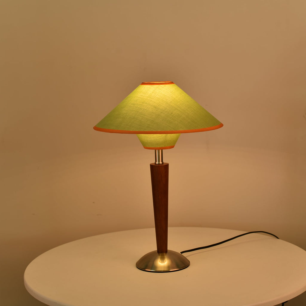 Talonwood bordlampe, stofskærm og valnødtræsbase, varmt lys