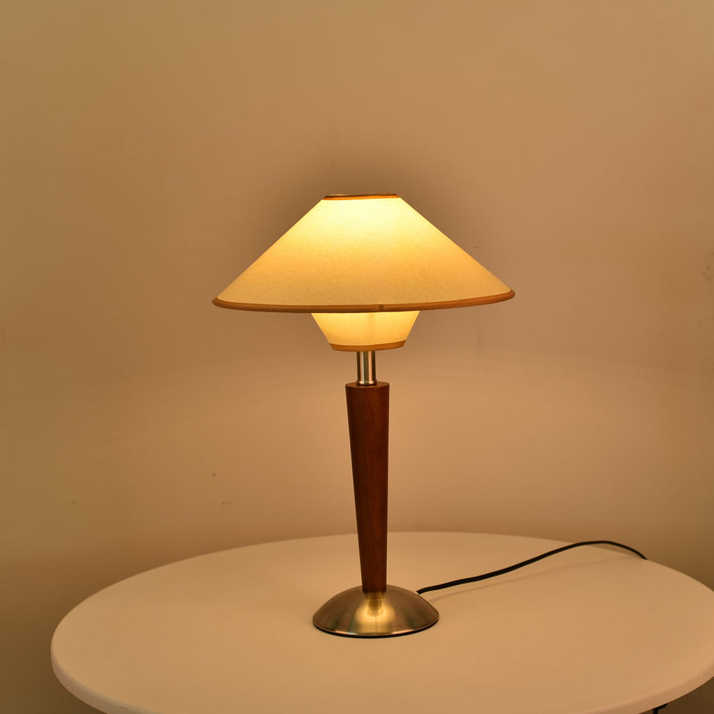 Talonwood bordlampe, stofskærm og valnødtræsbase, varmt lys