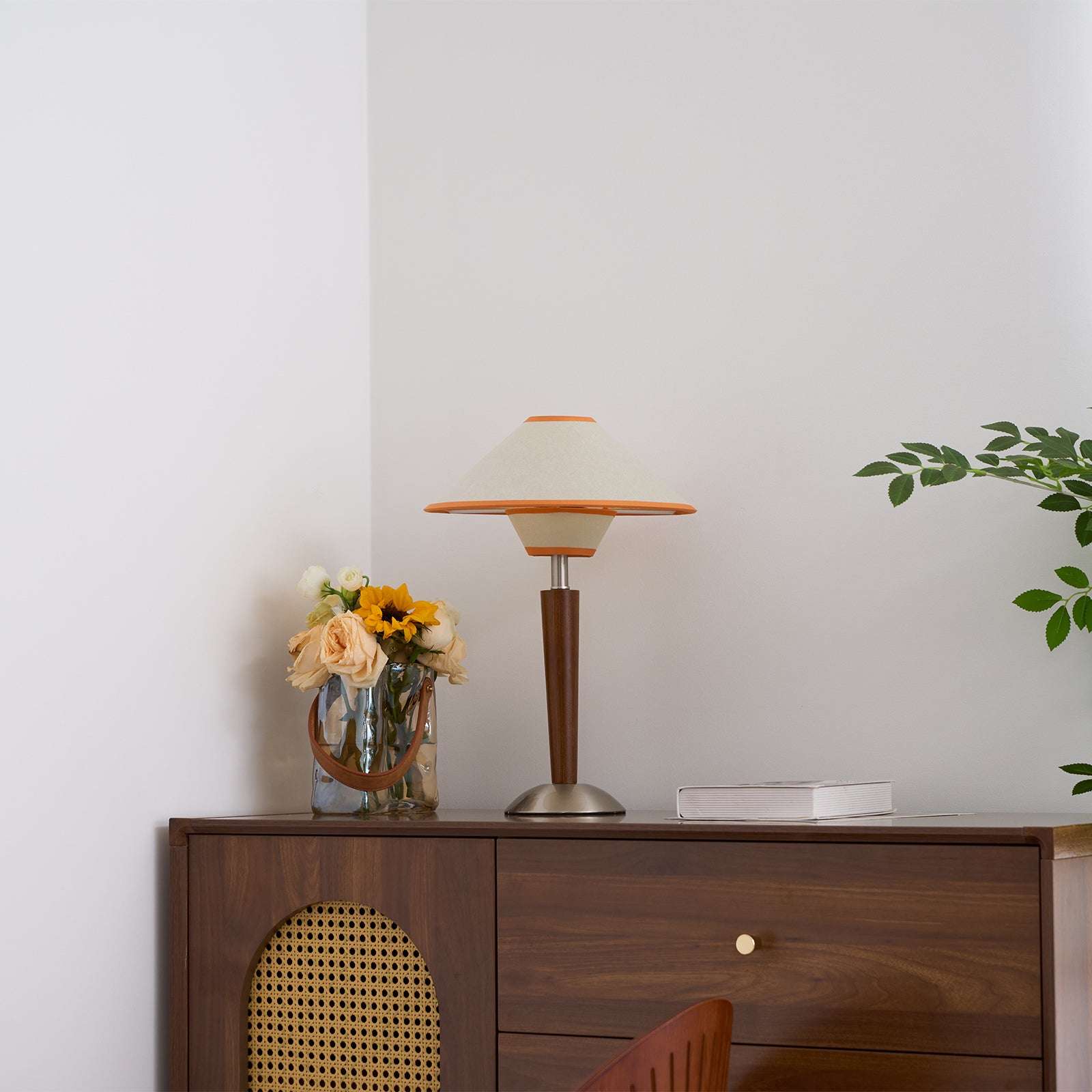Talonwood bordlampe, stofskærm og valnødtræsbase, varmt lys
