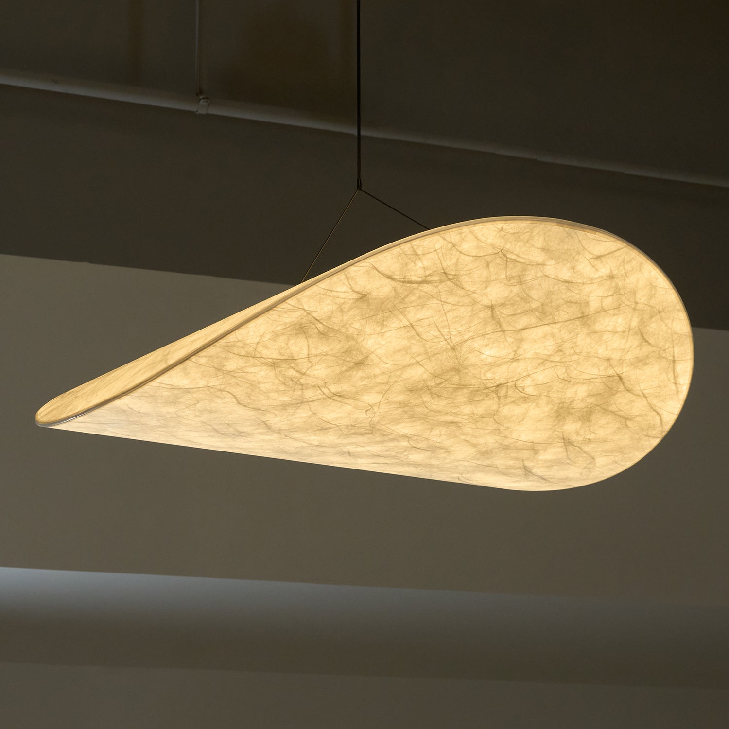 Pendellampe, Tense, Mulberrysilke-diffuser, sort ramme, LED, dæmpbar