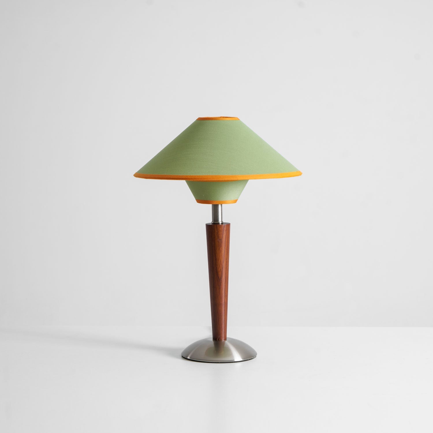 Talonwood bordlampe, stofskærm og valnødtræsbase, varmt lys