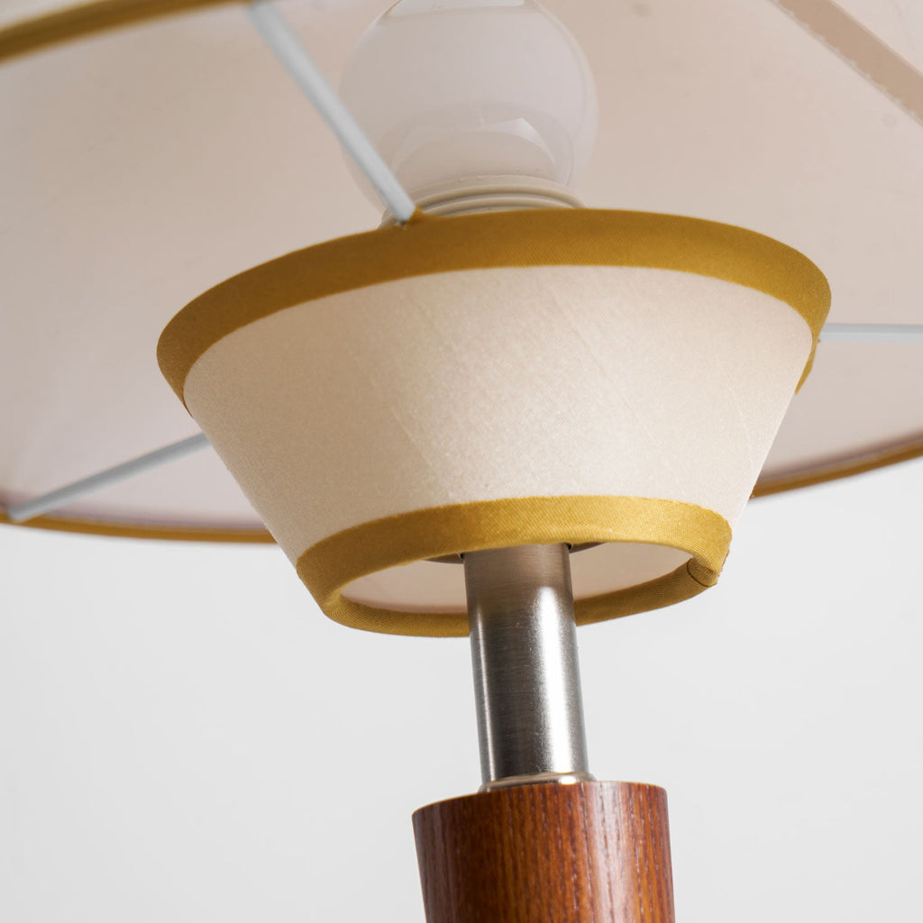 Talonwood bordlampe, stofskærm og valnødtræsbase, varmt lys