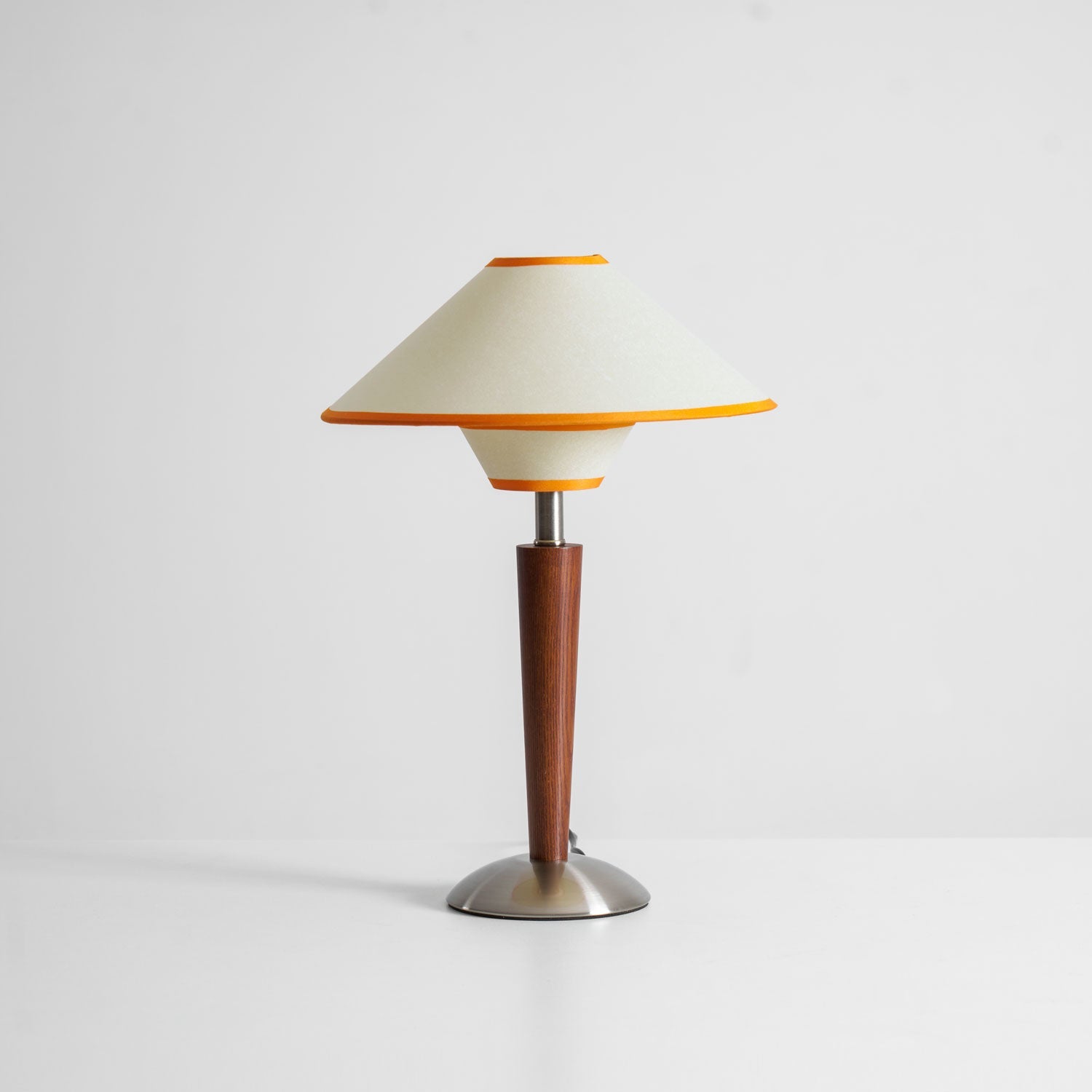 Talonwood bordlampe, stofskærm og valnødtræsbase, varmt lys