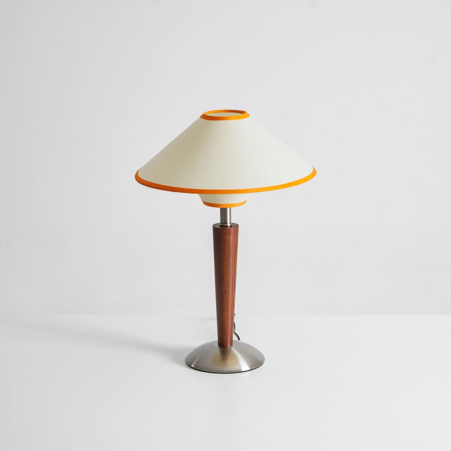 Talonwood bordlampe, stofskærm og valnødtræsbase, varmt lys