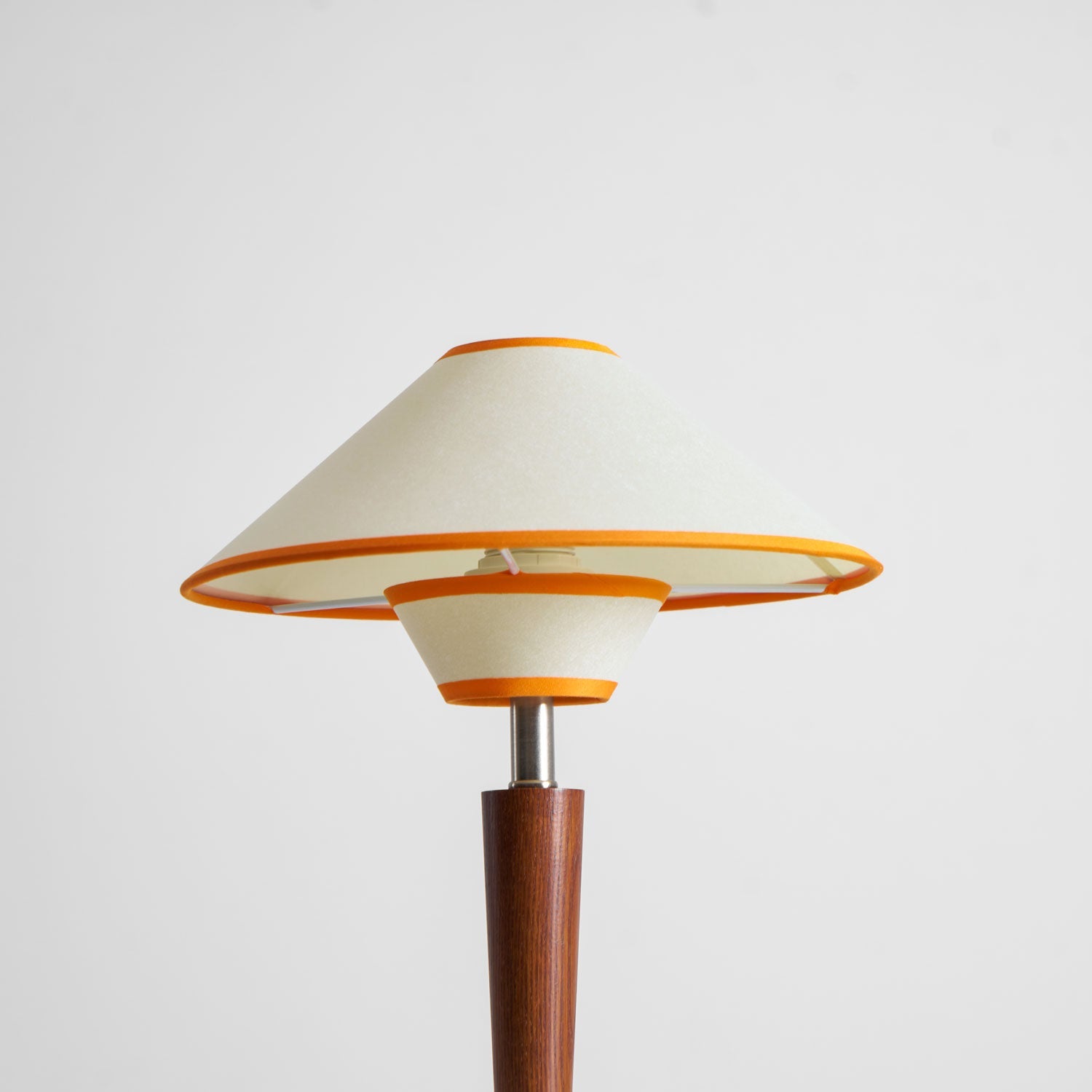 Talonwood bordlampe, stofskærm og valnødtræsbase, varmt lys