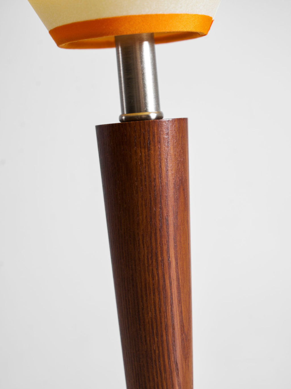 Talonwood bordlampe, stofskærm og valnødtræsbase, varmt lys