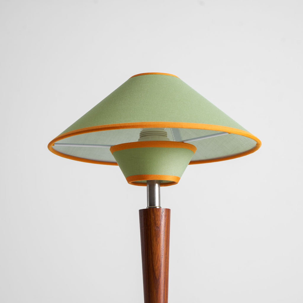 Talonwood bordlampe, stofskærm og valnødtræsbase, varmt lys
