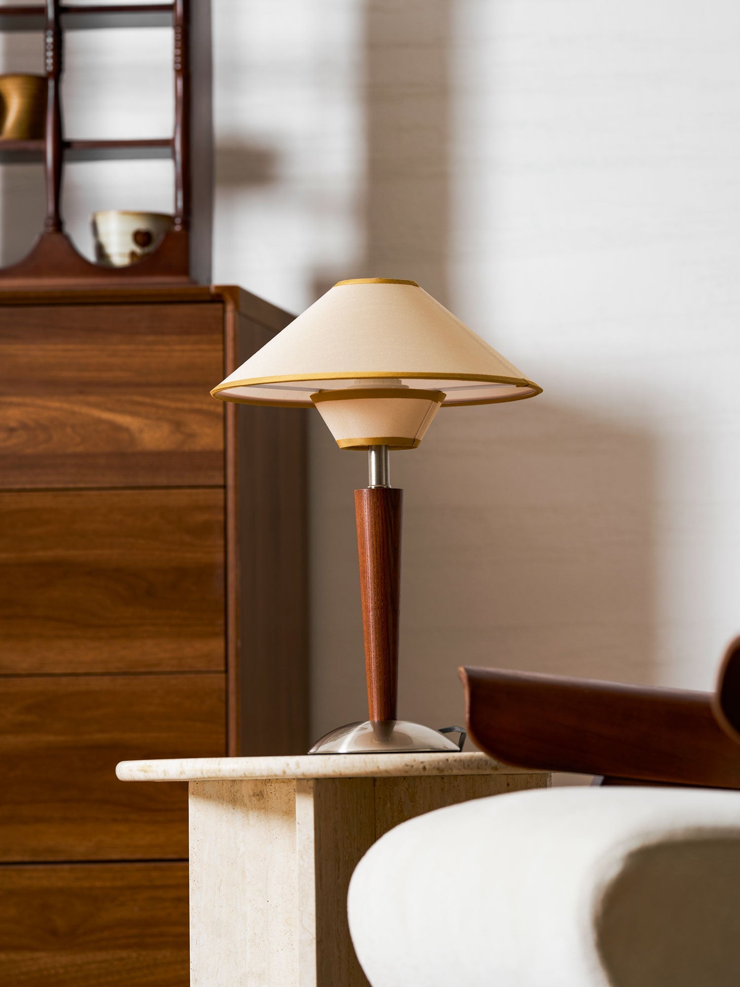 Talonwood bordlampe, stofskærm og valnødtræsbase, varmt lys
