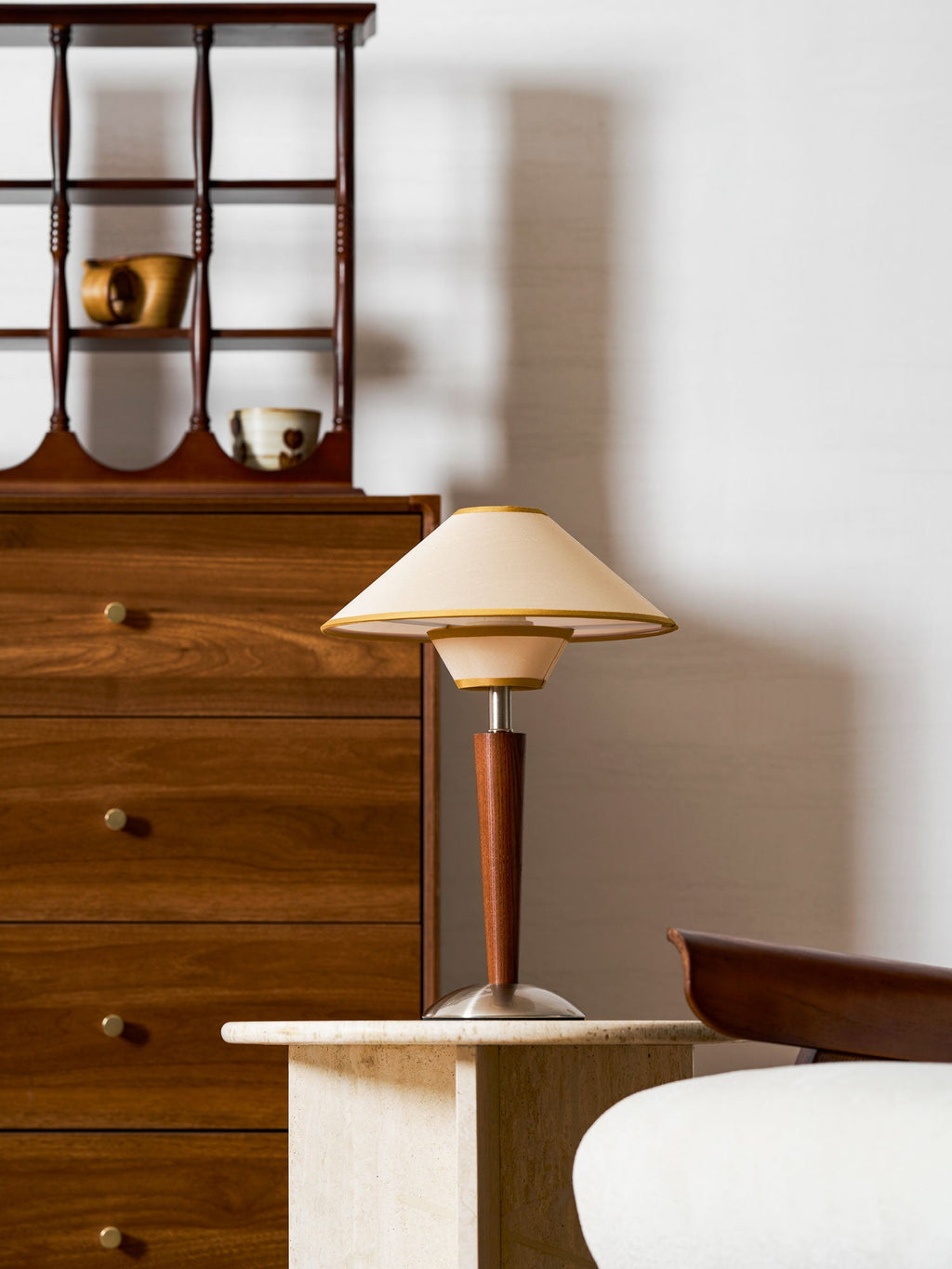 Talonwood bordlampe, stofskærm og valnødtræsbase, varmt lys