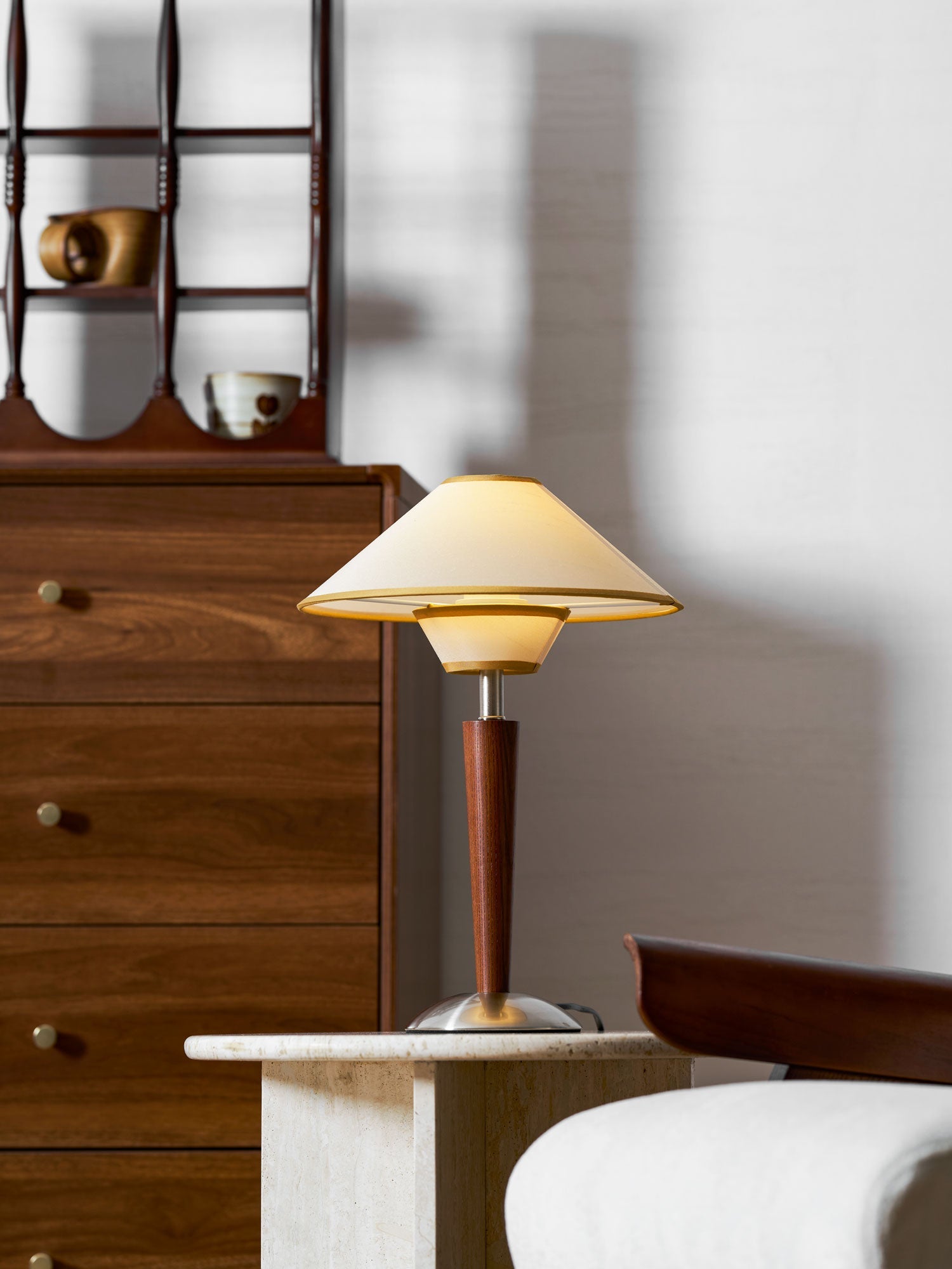 Talonwood bordlampe, stofskærm og valnødtræsbase, varmt lys