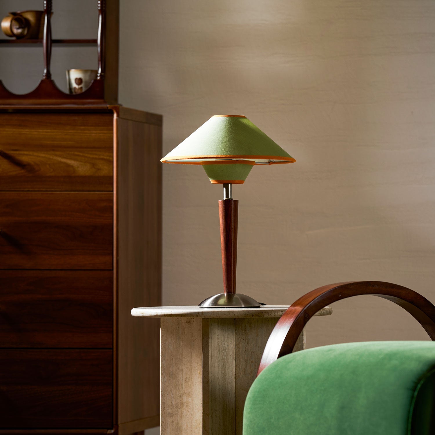 Talonwood bordlampe, stofskærm og valnødtræsbase, varmt lys