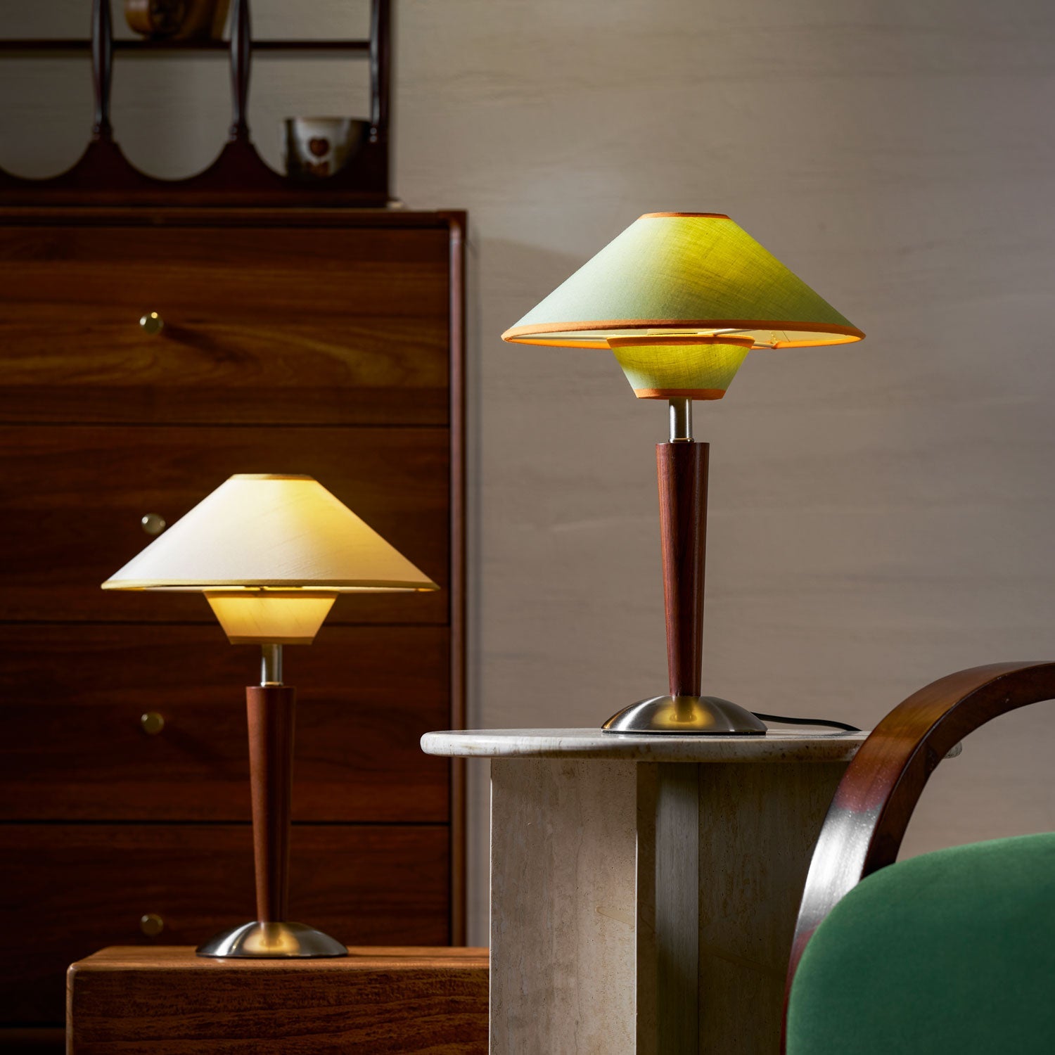 Talonwood bordlampe, stofskærm og valnødtræsbase, varmt lys