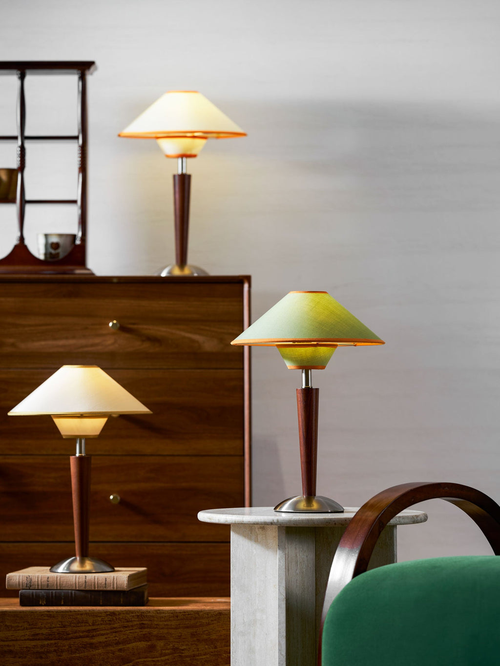 Talonwood bordlampe, stofskærm og valnødtræsbase, varmt lys