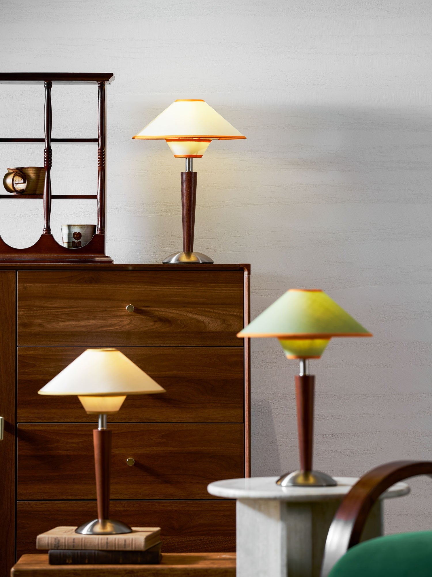 Talonwood bordlampe, stofskærm og valnødtræsbase, varmt lys