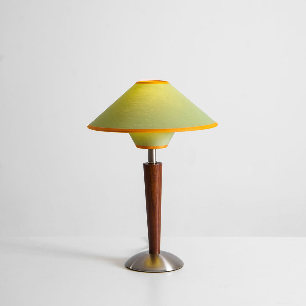Talonwood bordlampe, stofskærm og valnødtræsbase, varmt lys