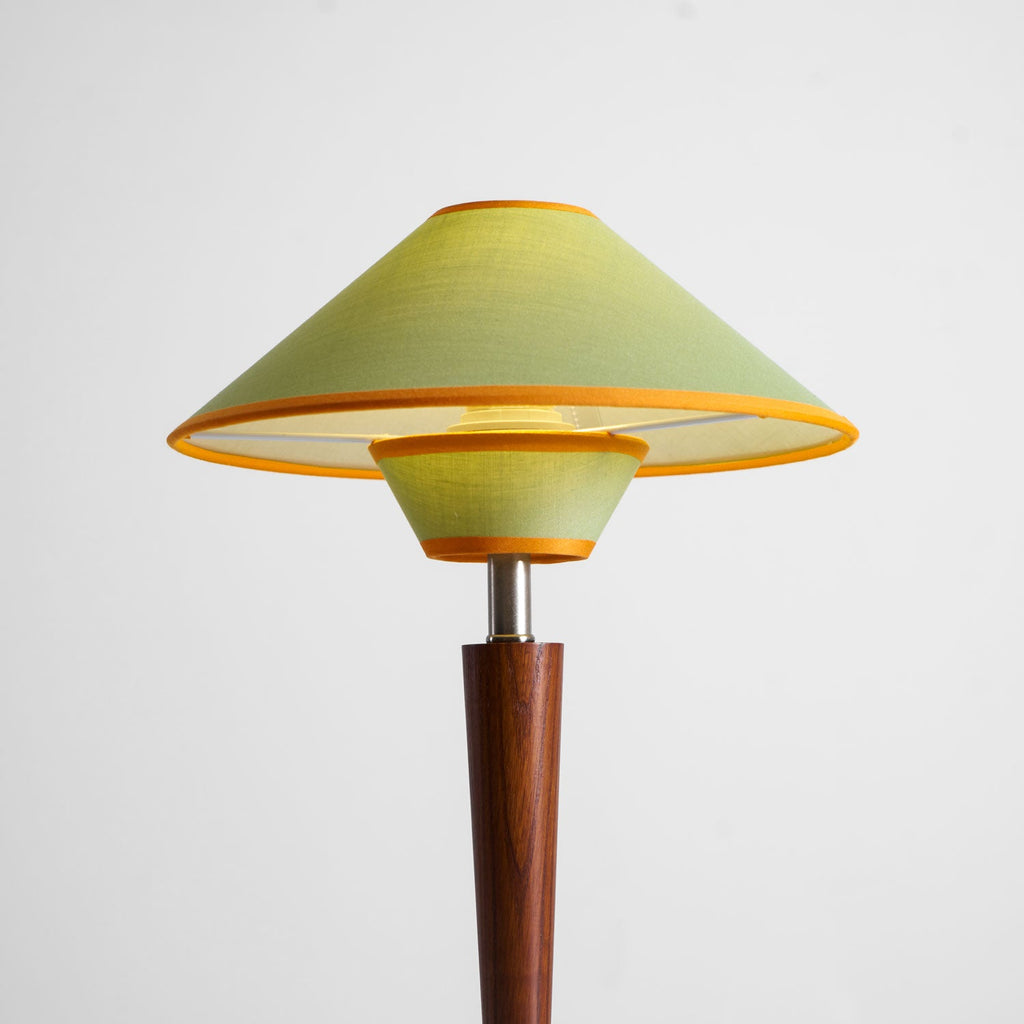 Talonwood bordlampe, stofskærm og valnødtræsbase, varmt lys