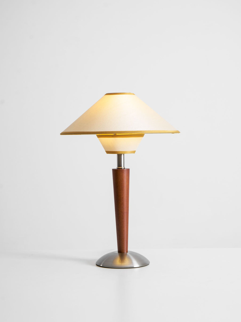 Talonwood bordlampe, stofskærm og valnødtræsbase, varmt lys