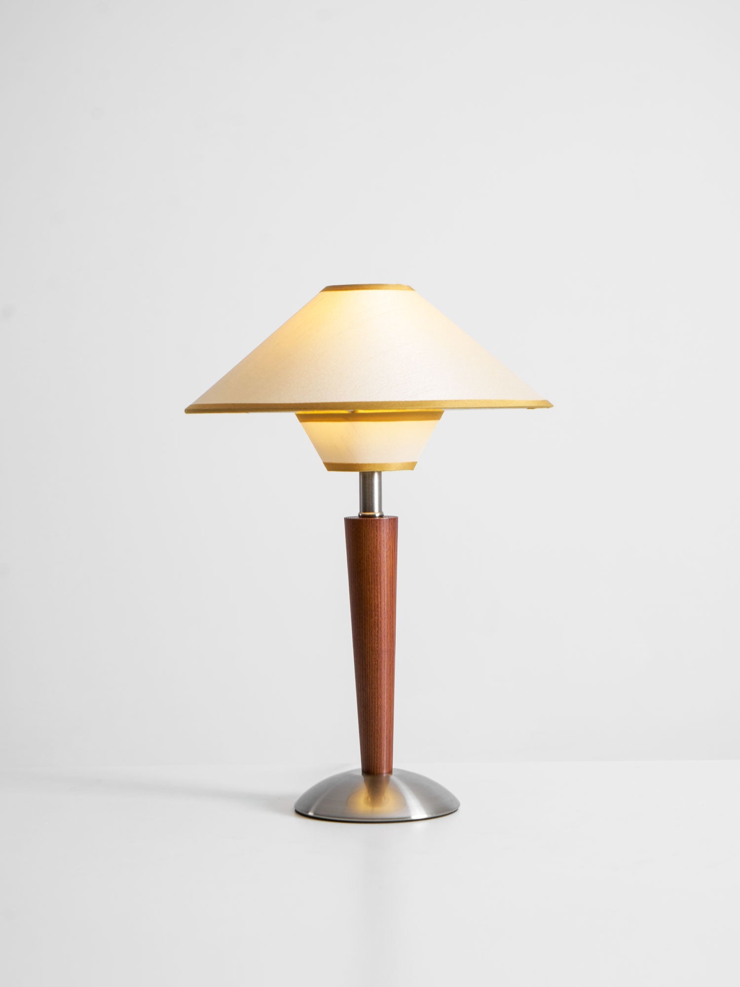 Talonwood bordlampe, stofskærm og valnødtræsbase, varmt lys
