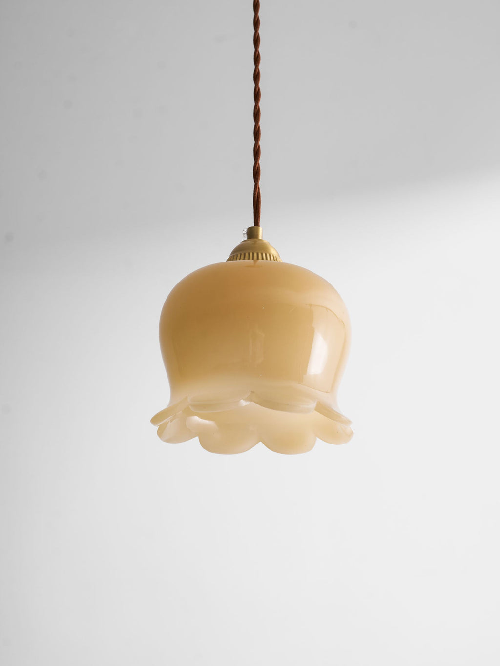 Valley Flower pendellampe, messingfinish, hvid eller beige bladdæksel