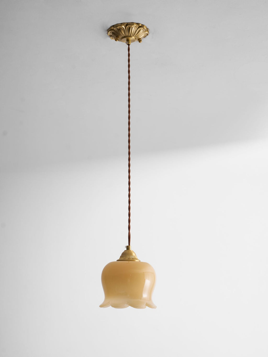 Valley Flower pendellampe, messingfinish, hvid eller beige bladdæksel