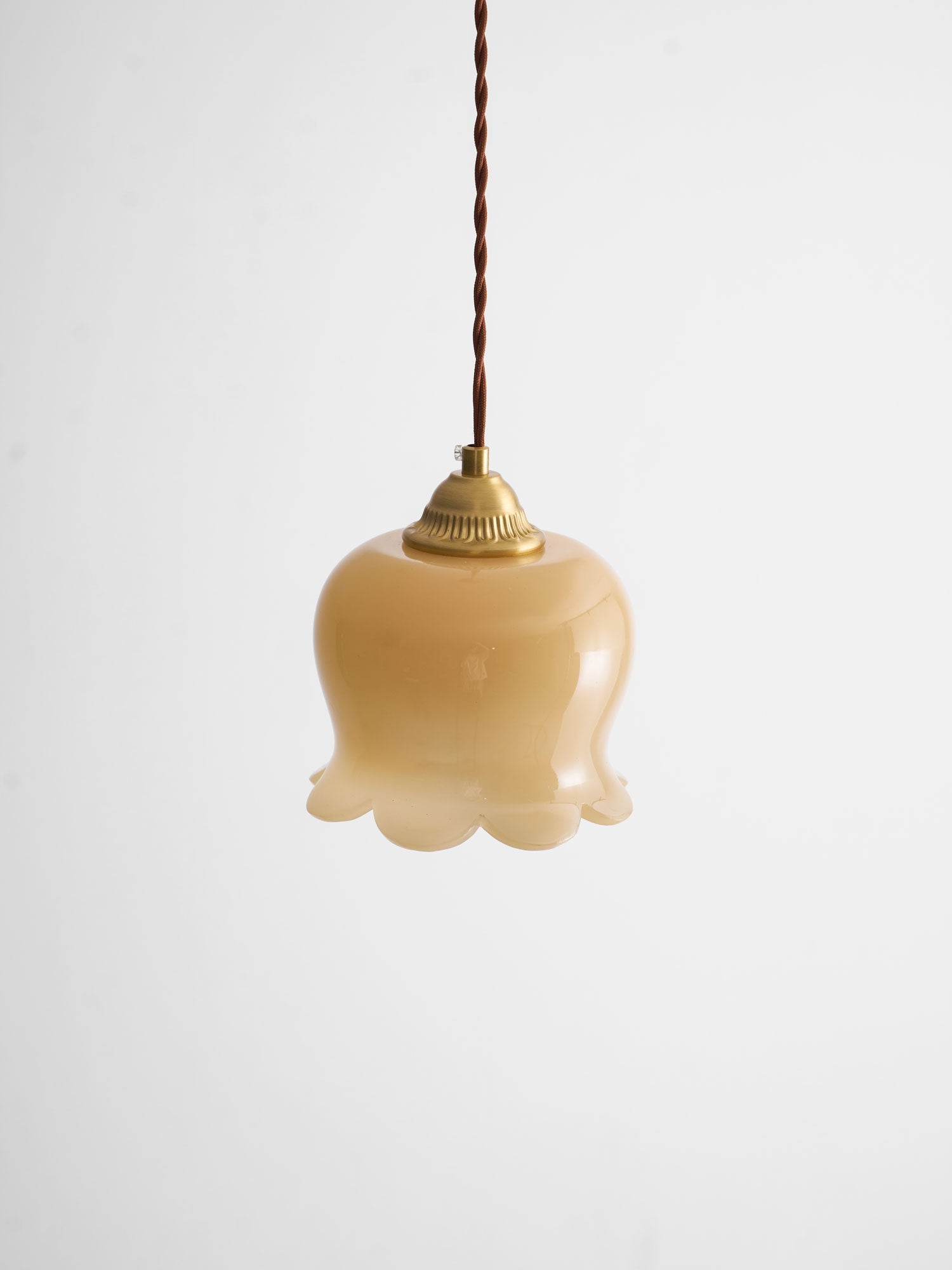 Valley Flower pendellampe, messingfinish, hvid eller beige bladdæksel