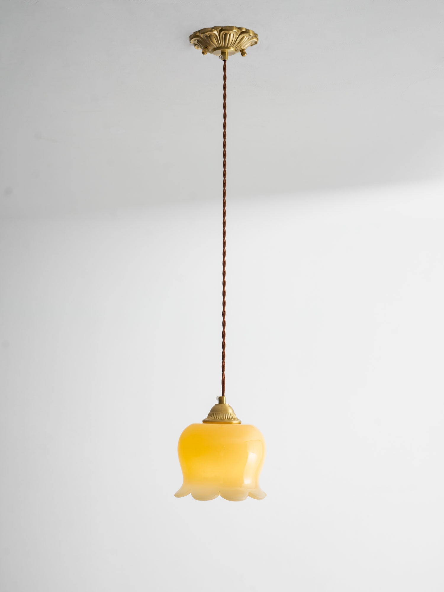 Valley Flower pendellampe, messingfinish, hvid eller beige bladdæksel