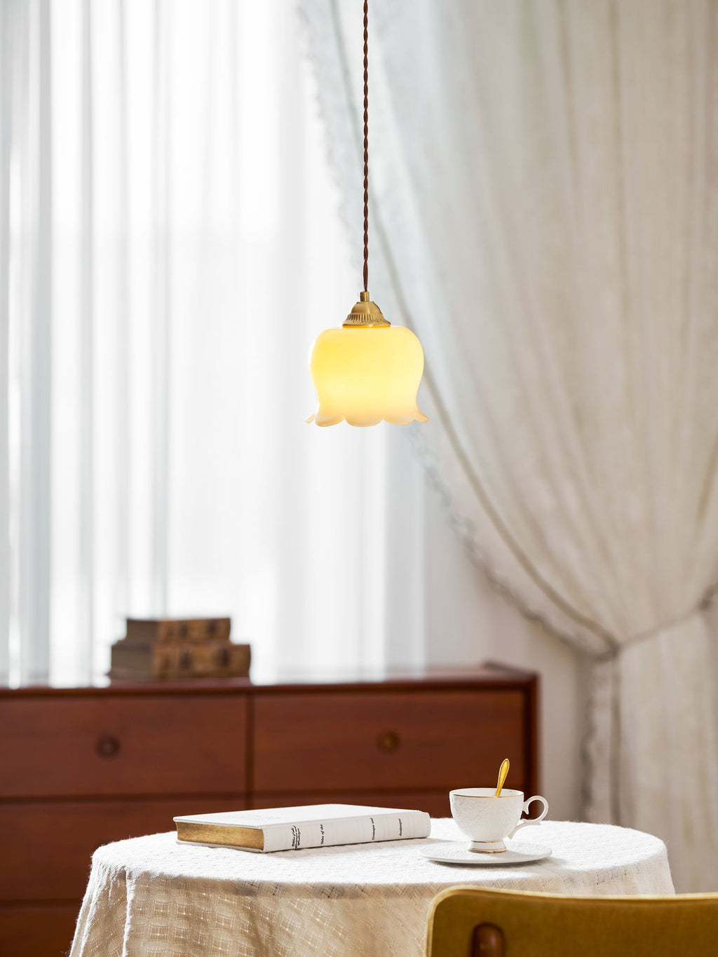 Valley Flower pendellampe, messingfinish, hvid eller beige bladdæksel