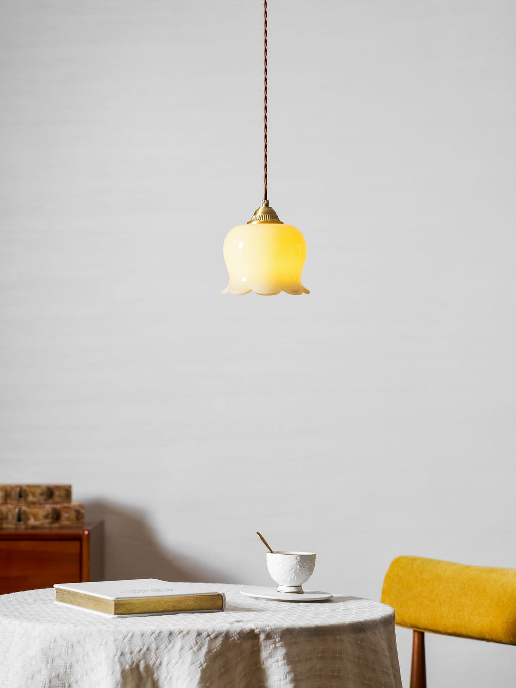 Valley Flower pendellampe, messingfinish, hvid eller beige bladdæksel