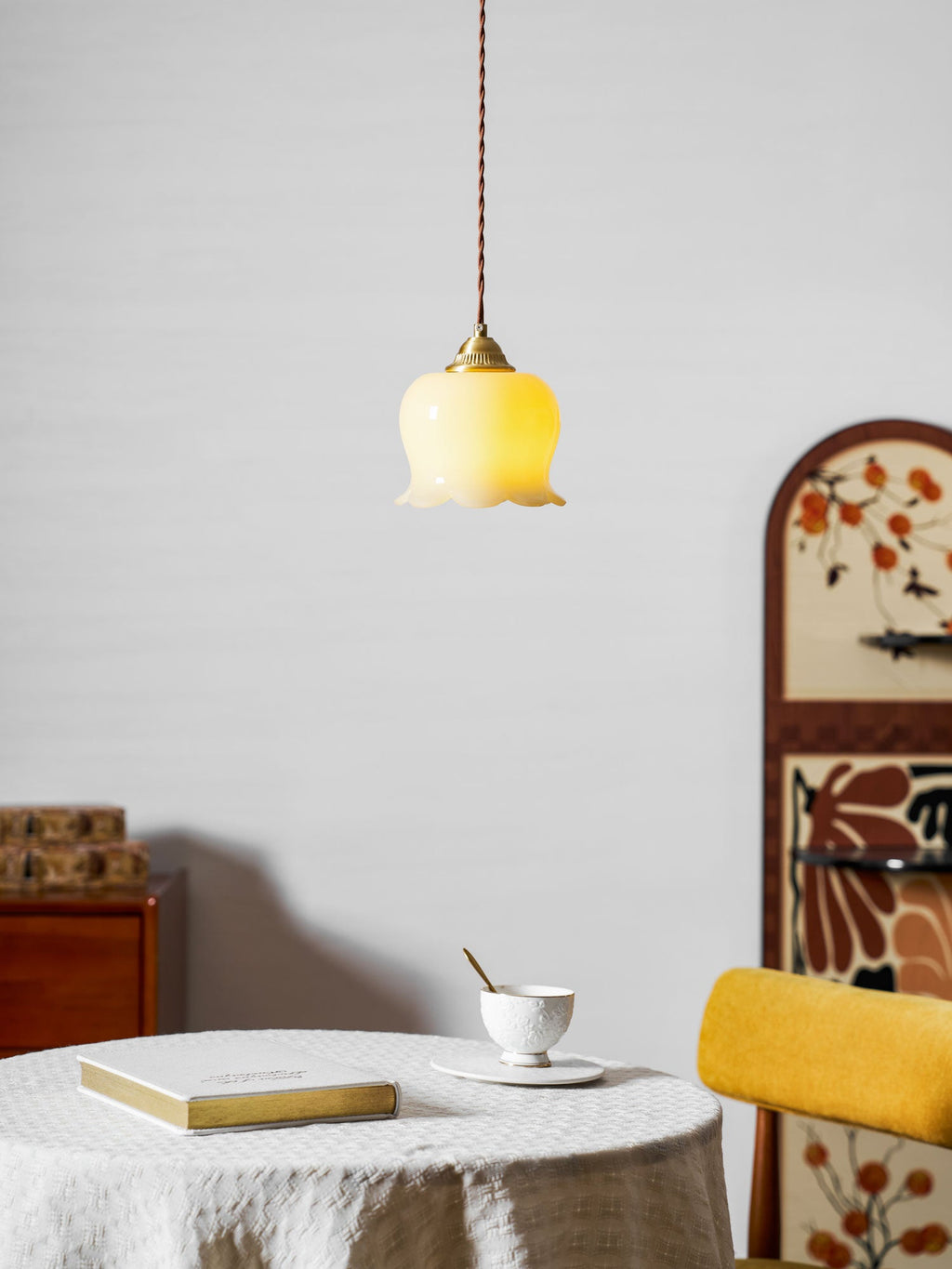 Valley Flower pendellampe, messingfinish, hvid eller beige bladdæksel