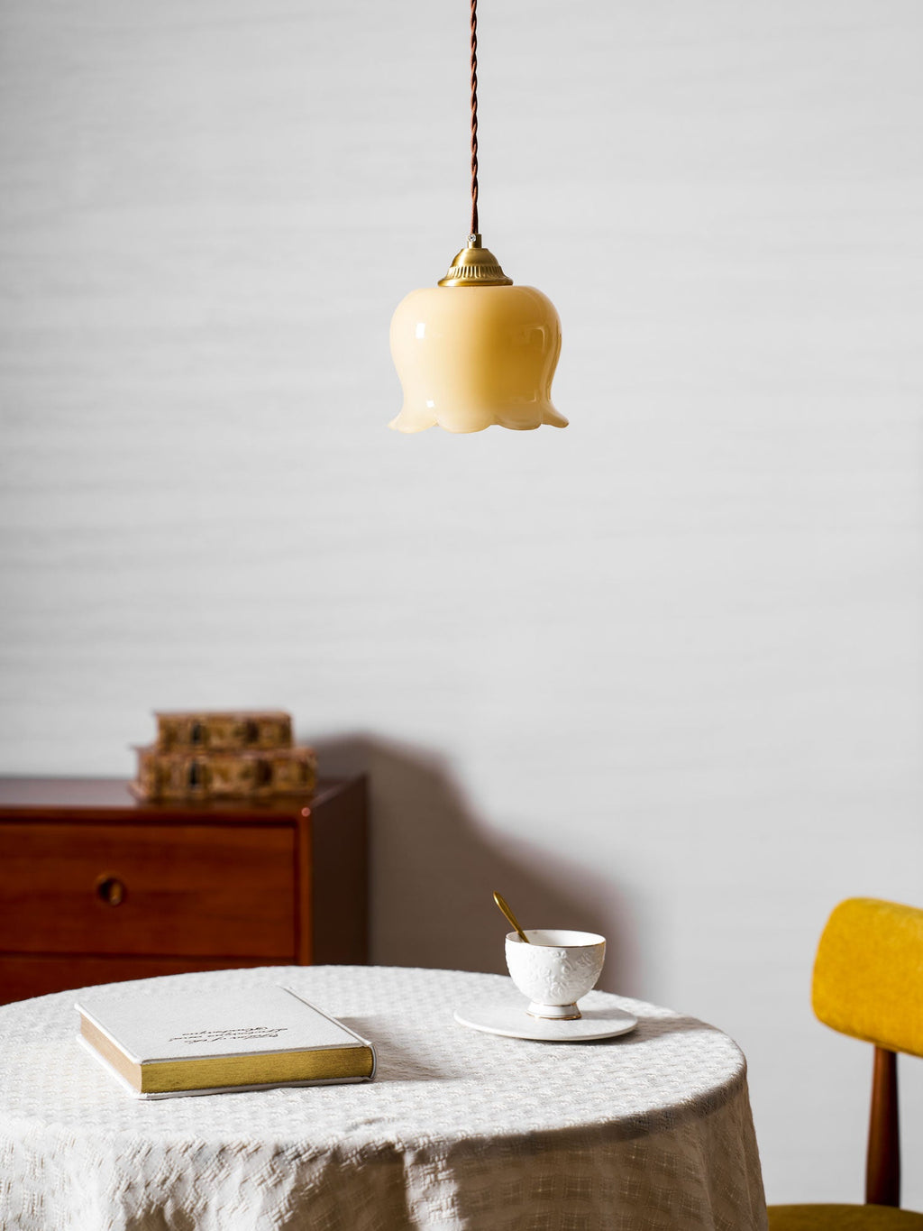 Valley Flower pendellampe, messingfinish, hvid eller beige bladdæksel