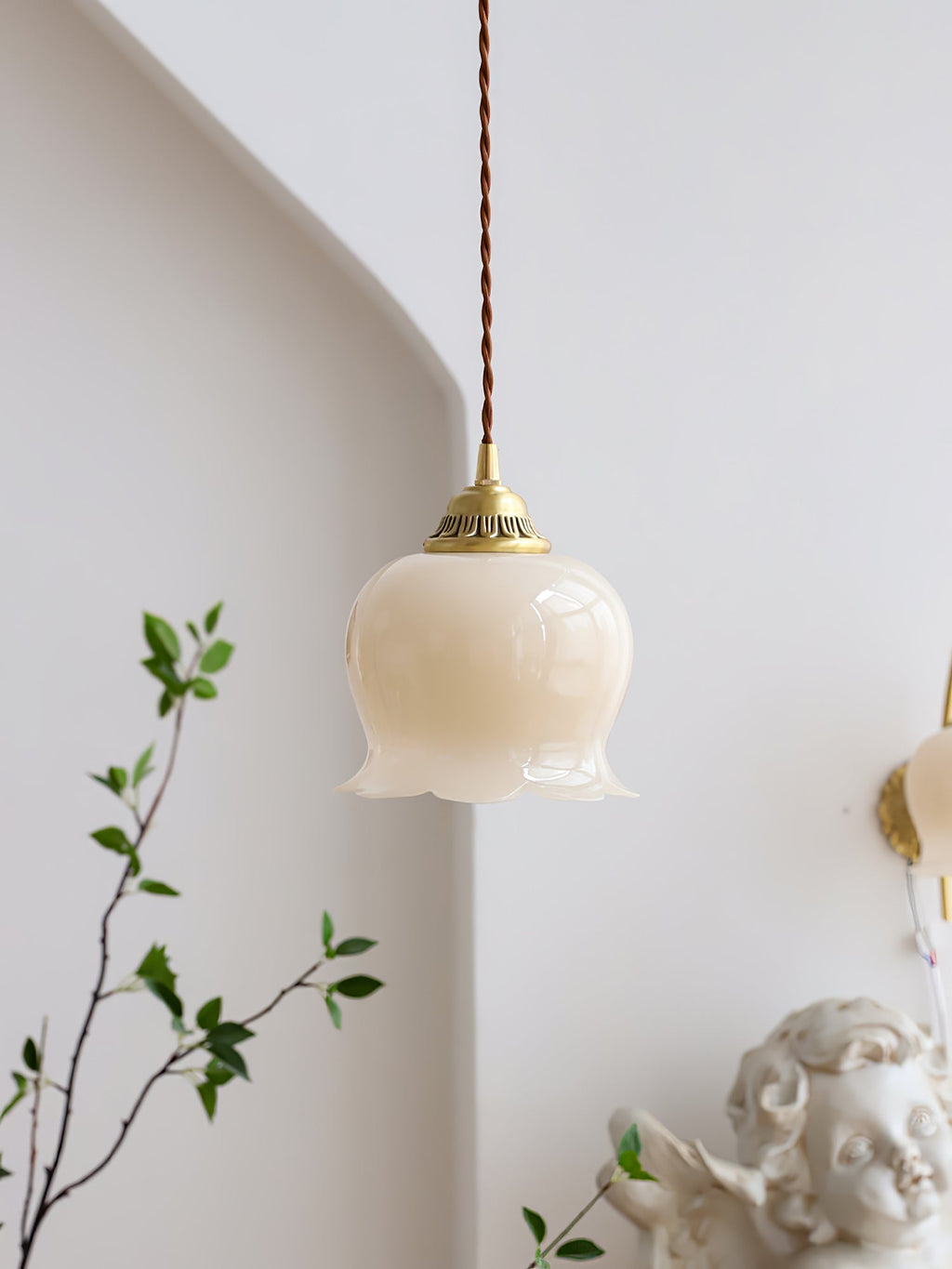 Valley Flower pendellampe, messingfinish, hvid eller beige bladdæksel