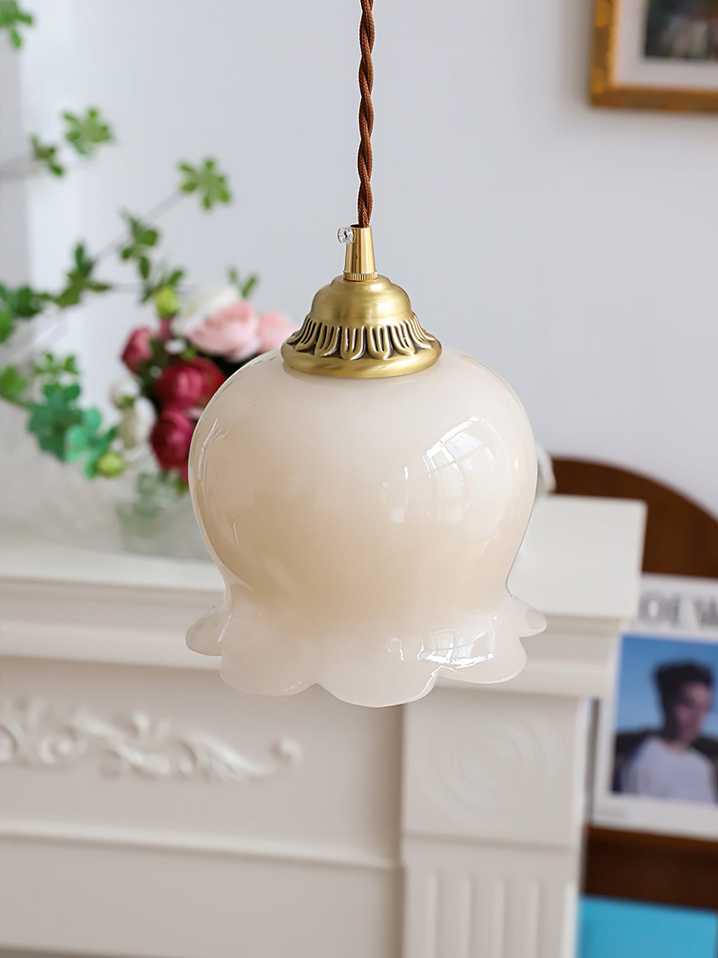 Valley Flower pendellampe, messingfinish, hvid eller beige bladdæksel
