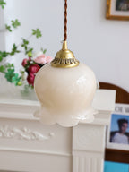 Valley Flower pendellampe, messingfinish, hvid eller beige bladdæksel