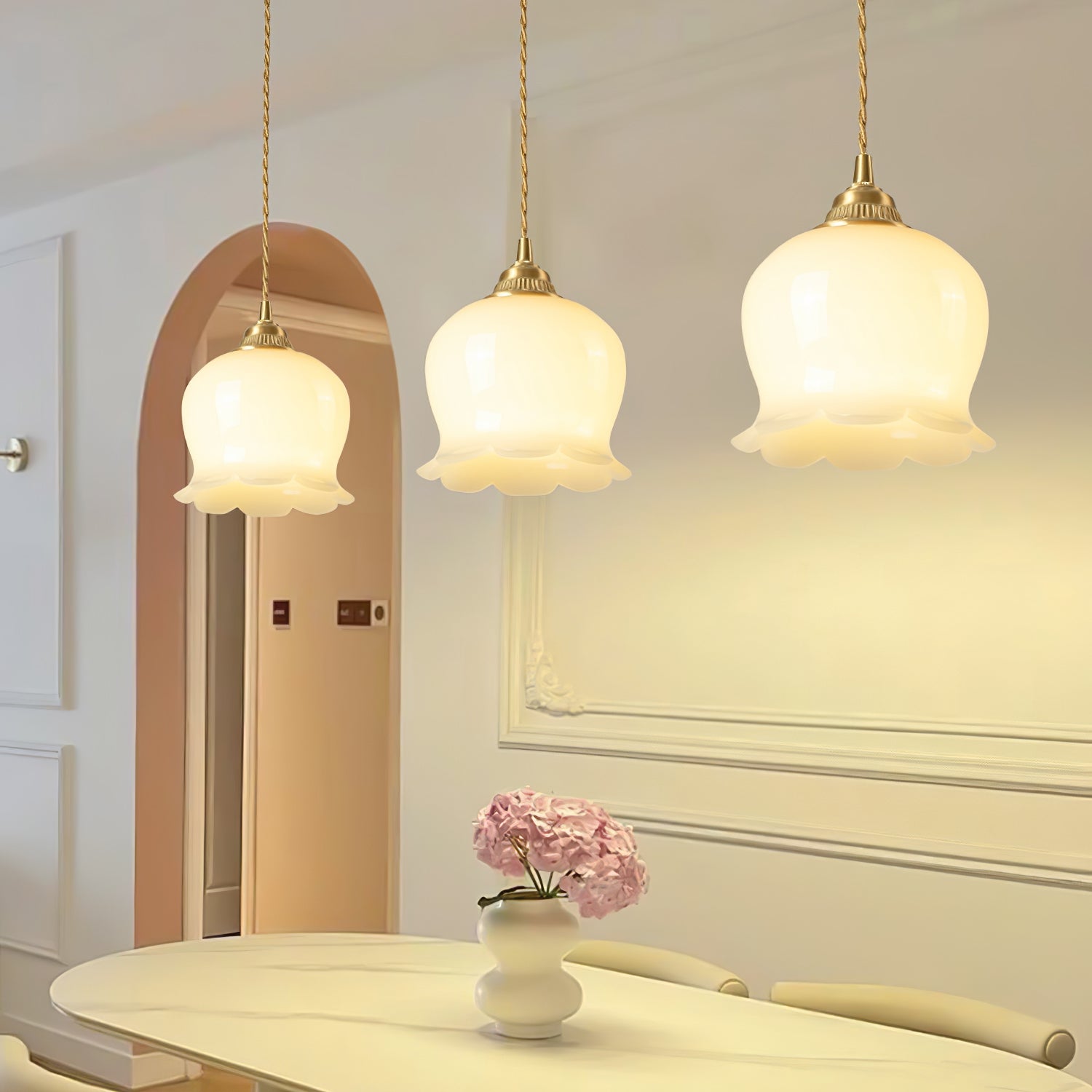 Flower-shaped pendant light in brass casting warm light