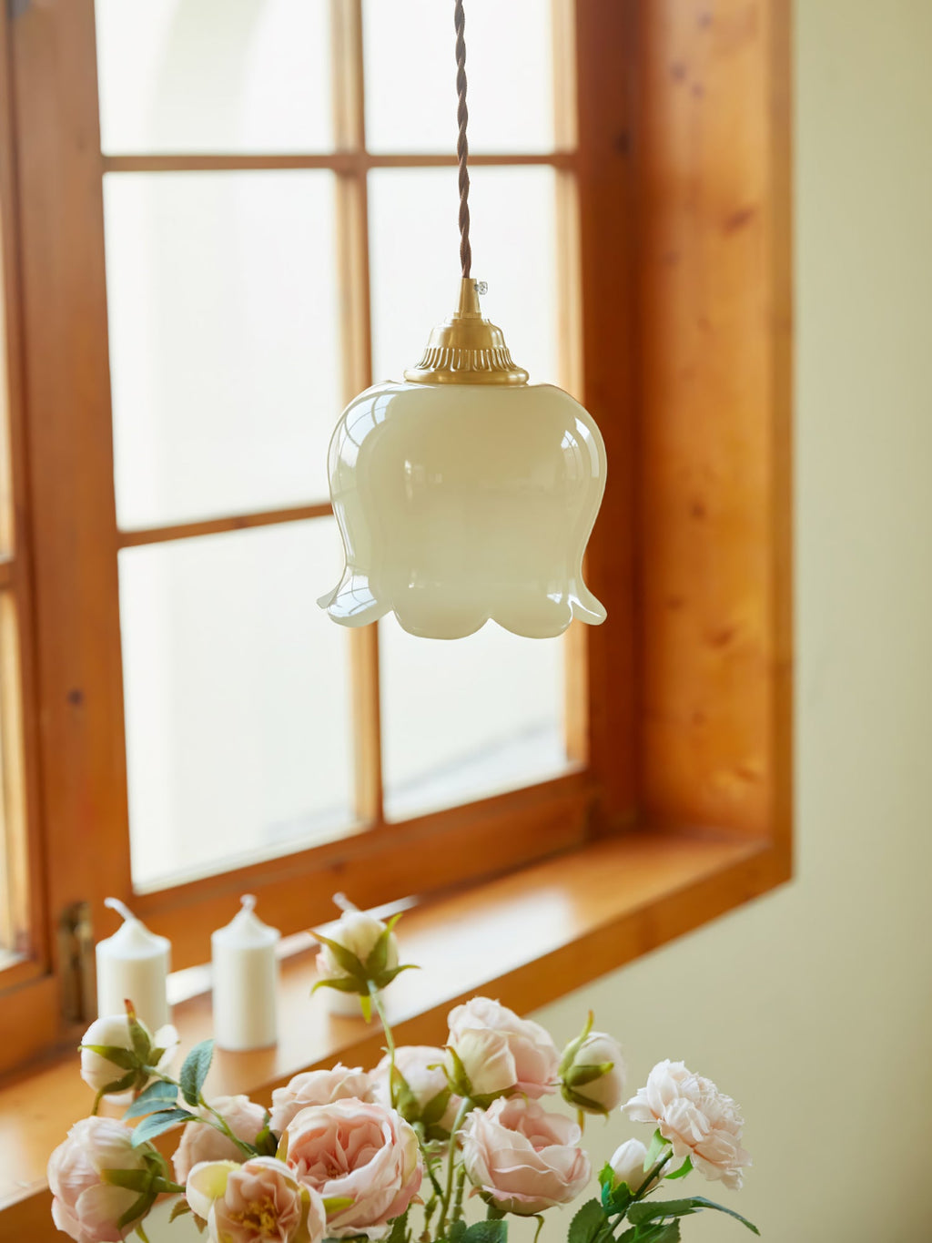 Valley Flower pendellampe, messingfinish, hvid eller beige bladdæksel