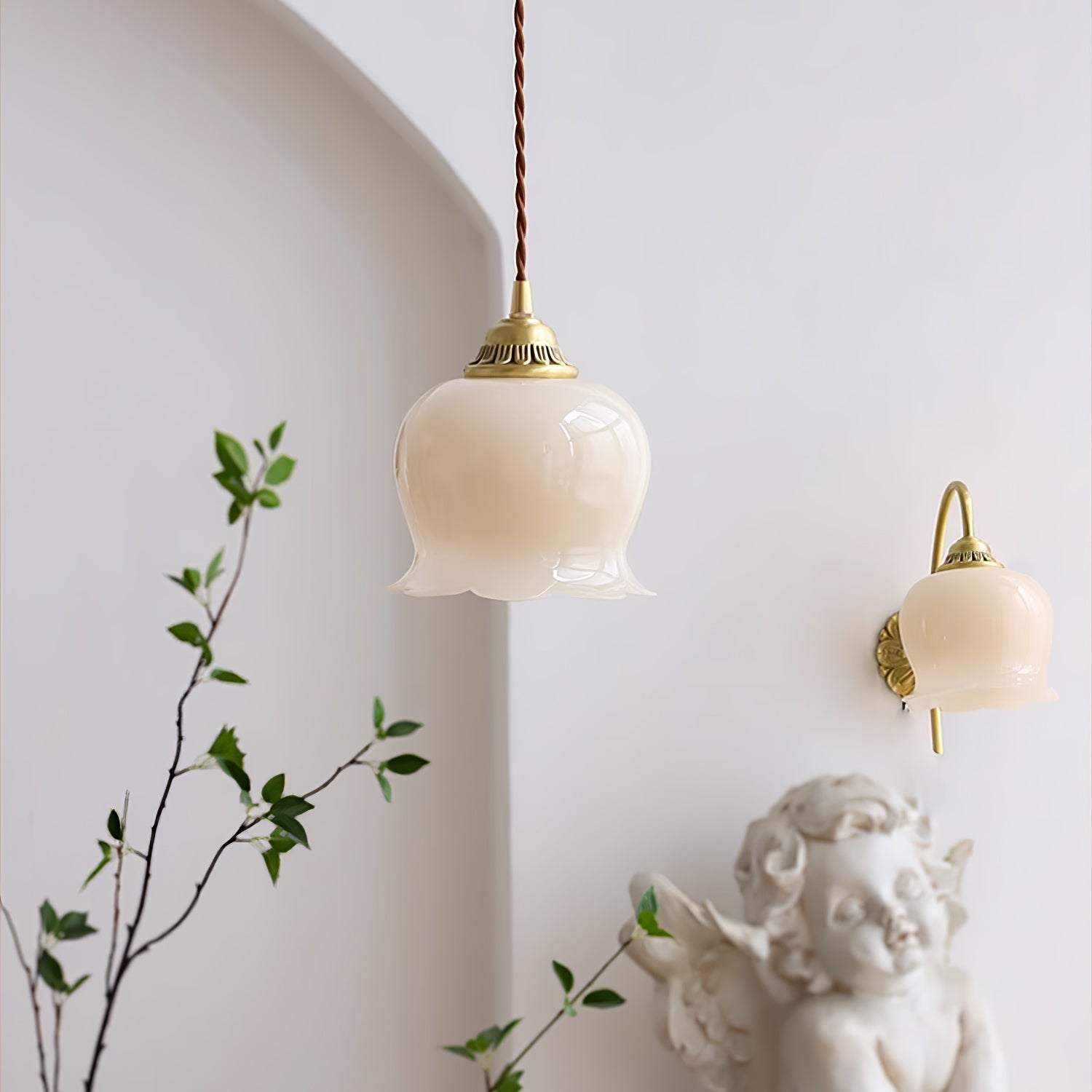 Valley Flower pendellampe, messingfinish, hvid eller beige bladdæksel