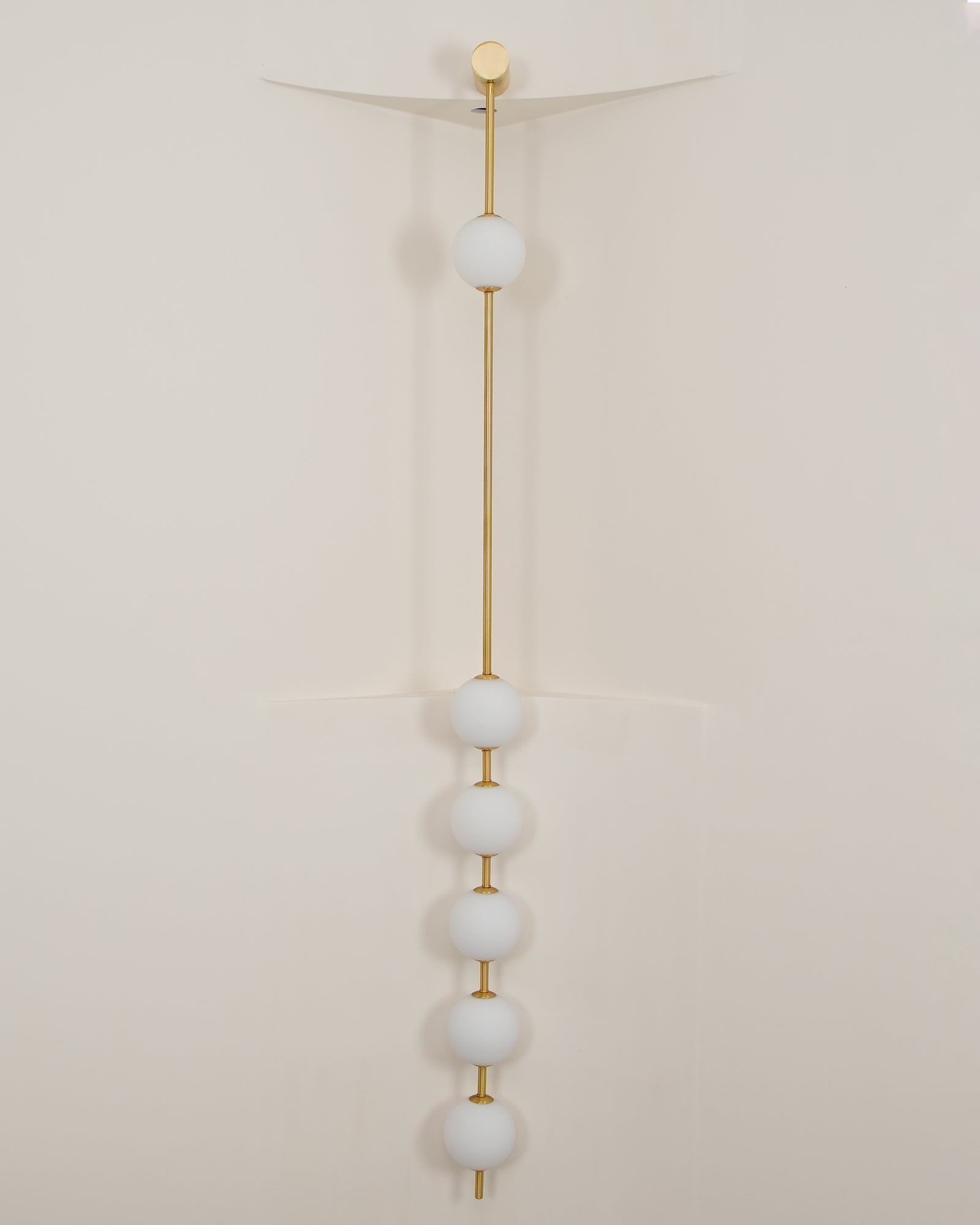 Vertical Balls Væglampe, Messing Sort eller Nikkel, Glasglobus, Dæmpbar