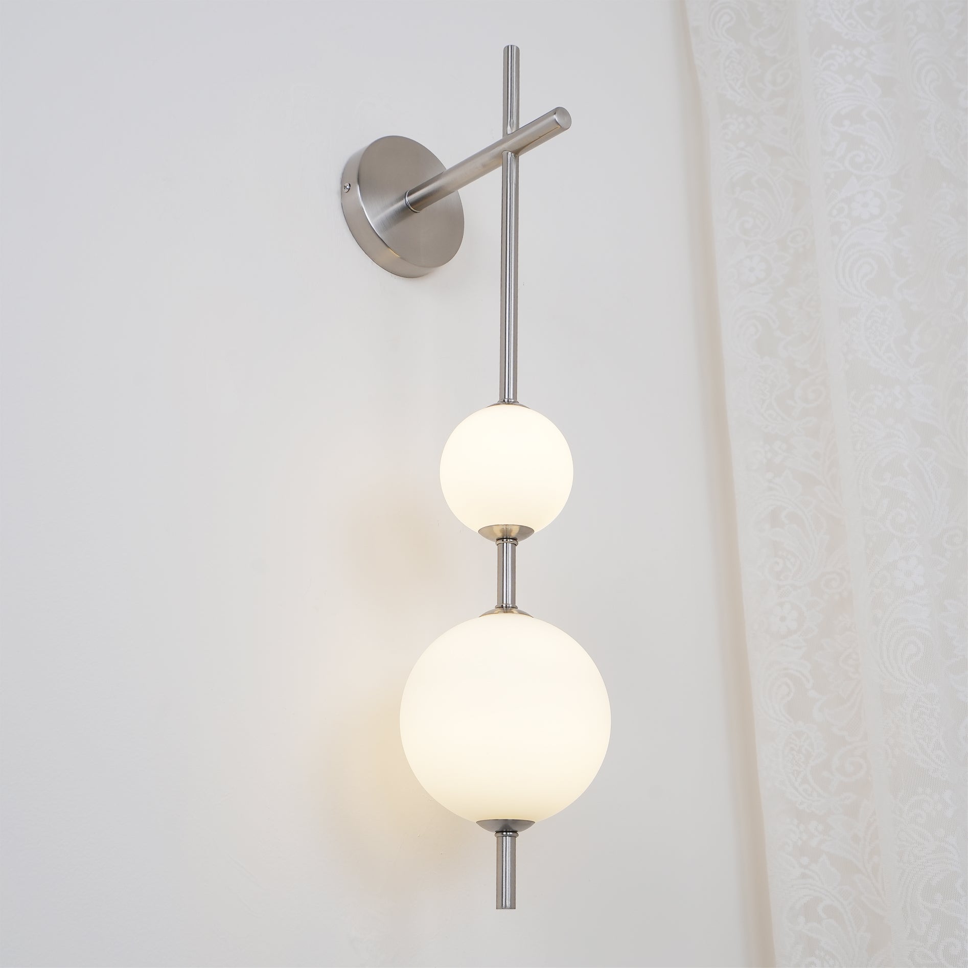 Lampu Dinding Globe Kaca Vertikal, 3 Ukuran, Finishing Kuningan, Hitam, atau Nikel