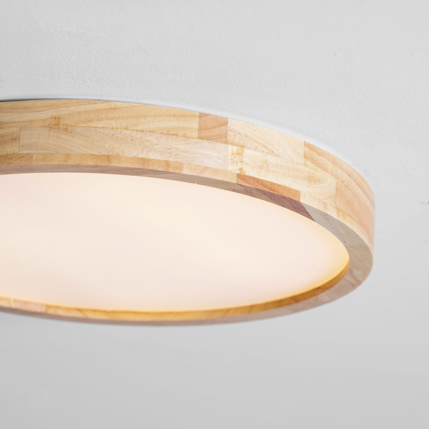 Loftlampe, naturligt gummitræ, slank indbygget montering, integreret LED