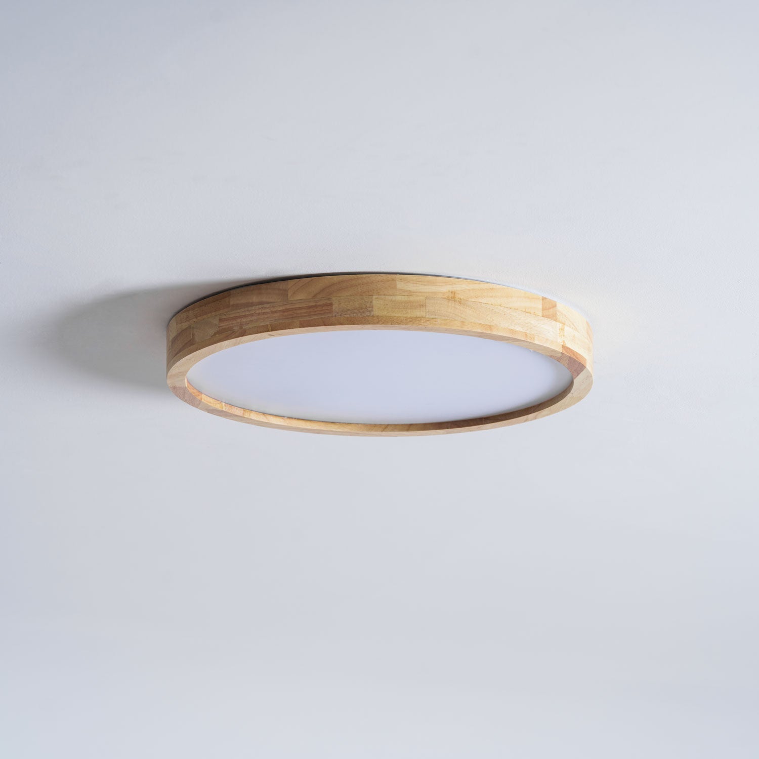 Loftlampe, naturligt gummitræ, slank indbygget montering, integreret LED